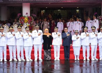 Penjabat (Pj) Gubernur Kaltim Akmal Malik menghadiri Upacara Peringatan Hari Otonomi Daerah XXVIII Tahun 2024 di halaman Balai Kota Surabaya