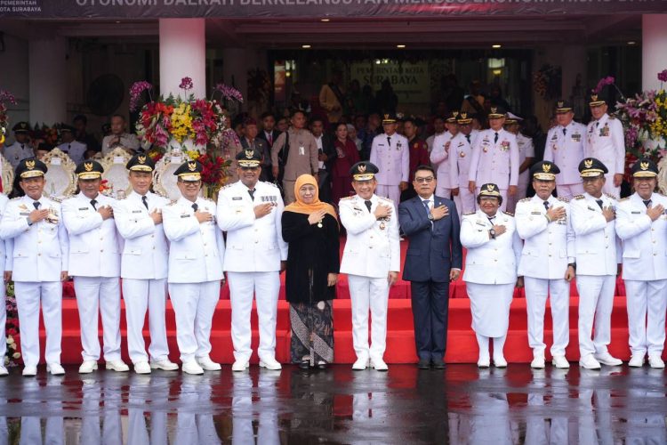 Penjabat (Pj) Gubernur Kaltim Akmal Malik menghadiri Upacara Peringatan Hari Otonomi Daerah XXVIII Tahun 2024 di halaman Balai Kota Surabaya