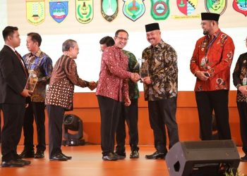Bupati Kukar Terima Piagam Penghargaan dari Kementerian Pendidikan, Kebudayaan, Riset, dan Teknologi (Kemendikbud Ristek) RI.   