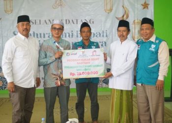 Bupati KUkar Serahkan Bantuan di Pondok Pesantren Darun Nafi Samboja Barat