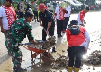 Peringati Hari Bulan Bakti BUpati Kukar Lakukan  Gotong Royong di Jalan Penghubung Samarinda – Tenggarong