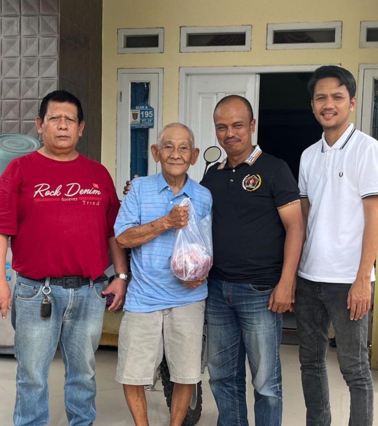 PWI Kaltim Berbagi: Daging Kurban Pertama untuk Wartawan Sepuh dan Janda Istri Mendiang Wartawan