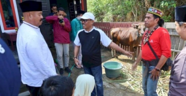 Bupati Kukar Serahkan Hewan Qurban di Langgar Anugerah Cahaya Ilahi Tenggarong