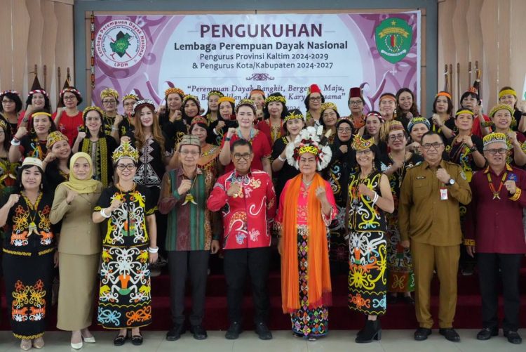 PJ Gubernur Kaltim Hadiri Pengukuhan Pengurus Lembaga Perempuan Dayak Nasional Thn 2024-2029