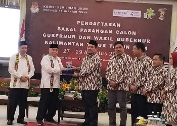 Isran-Hadi Jalan Kaki Daftar ke  KPU Kaltim di Kawal Ratusan Pendukung.