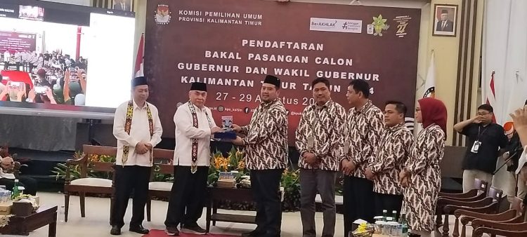 Isran-Hadi Jalan Kaki Daftar ke  KPU Kaltim di Kawal Ratusan Pendukung.