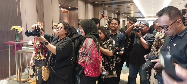 Setdaprov Kaltim Gelar Work Shop Fotografi Hadirkan Dian Mayori Fotografer Terkenal.