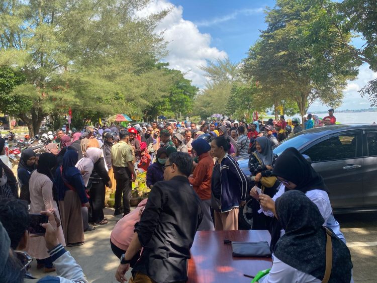 Masyarakat Tenggarong Antusias Datangi Operasi Gas LPG 3 Kilogram Disperindag Kukar