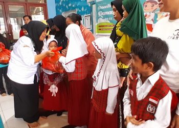 Guru – Guru SD N 004 Sungai Pinang Berbagi 40 Paket Sembako Kepada Siswa Kurang Mampu