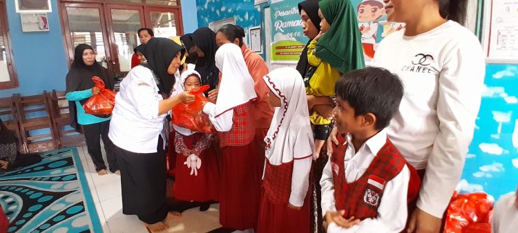 Guru – Guru SD N 004 Sungai Pinang Berbagi 40 Paket Sembako Kepada Siswa Kurang Mampu