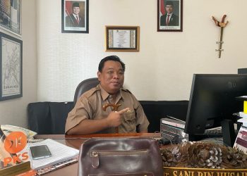 Sani Bin Husain Turun Langsung Tambal Jalan Berlubang di Samarinda