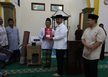 Bupati Kukar Apresiasi Takmir Masjid dan Serahkan Bantuan Ramadan