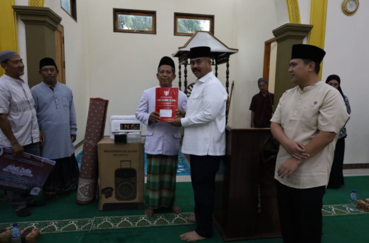 Bupati Kukar Apresiasi Takmir Masjid dan Serahkan Bantuan Ramadan