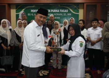 Sunggono Serahkan SK Purna Tugas Kabag Perencanaan dan Keuangan