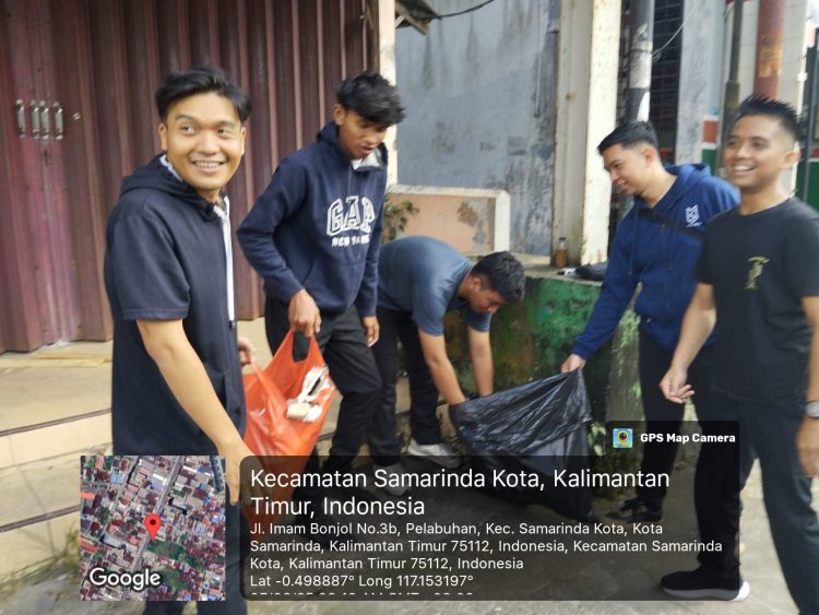 Sekretariat DPRD Samarinda Peringati Hari Lingkungan Hidup Pungut Sampah Plastik.
