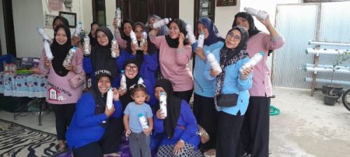 Dasawisma Lili Putih RT 52 Manfaatkan Sampah Botol Air Mineral Menjadi Produk Kreatif
