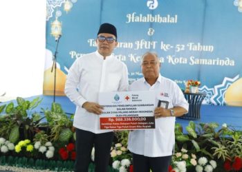 Perumdam Tirta Kencana Samarinda Apresiasi Karyawan Setia dan Salurkan Donasi ke PMI