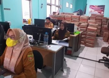 Kantor Lurah SPD Dipenuhi Tumpukan Beras dan Minyak,