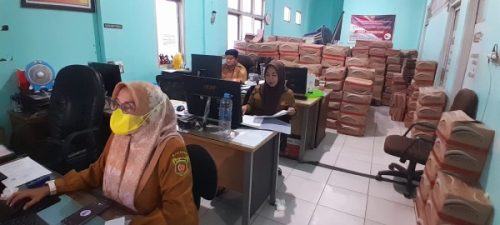Kantor Lurah SPD Dipenuhi Tumpukan Beras dan Minyak,