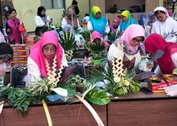 Merangkai Daun Jadi Hiasan Cantik dan Unik, BKOW Kaltim Latih Kreativitas Perempuan untuk Tingkatkan Ekonomi Keluarga