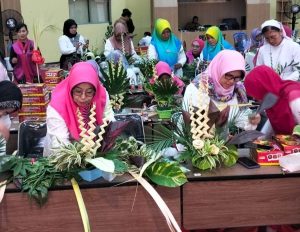 Merangkai Daun Jadi Hiasan Cantik dan Unik, BKOW Kaltim Latih Kreativitas Perempuan untuk Tingkatkan Ekonomi Keluarga